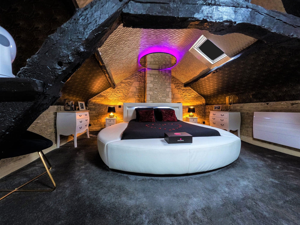 Gîte de luxe LoverDose Glamour: chambre double romantique avec lit douillet, décoration chic et fenêtres lumineuses.1 de Lover Dose Gîte Glamour
