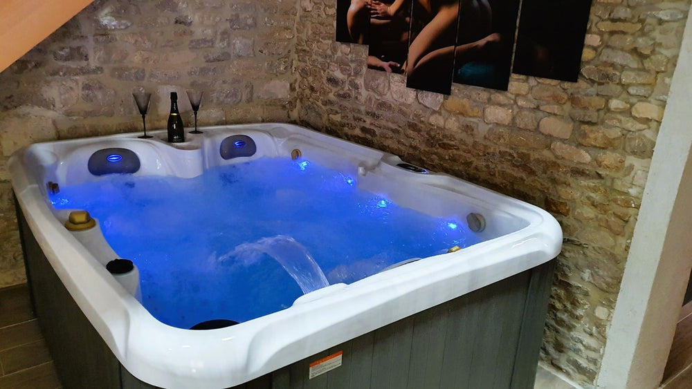 LoverDose Gîte Glamour 13, intérieur moderne, décoration chic, chambre d'hôtel luxueuse avec lit king-size moelleux et tête de lit beige, éclairage doux, ambiance romantique, confort et élégance, hébergement de luxe.4 de Lover Dose Gîte Glamour
