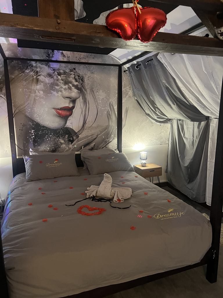 Pause romantique: un couple élégant sirotant des cocktails en terrasse, face à une plage ensoleillée, ambiance douce.2 de Pause Romantique
