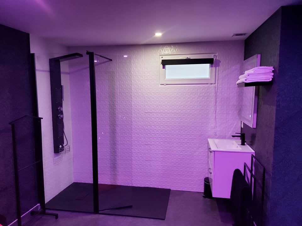 Avec Toi suites spa: La GLAMOUR - Love’nSpa - weekend en amoureux, love rooms avec spa ou jacuzzi privatif7 de Avec Toi suites spa: La GLAMOUR
