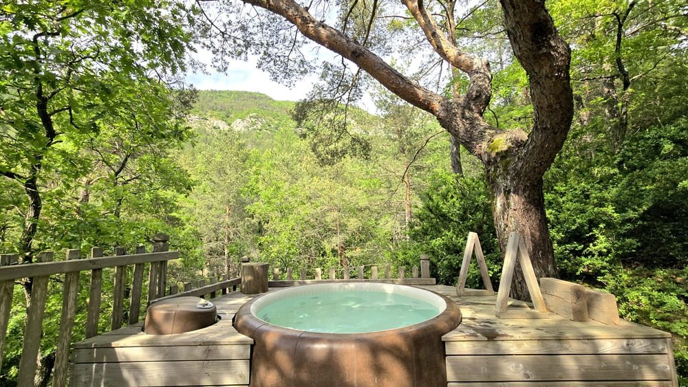 Cabane dans les arbres avec jacuzzi privatif - Bois d'Arambe - Love’nSpa - weekend en amoureux, love rooms avec spa ou jacuzzi privatif17 de Cabane dans les arbres avec jacuzzi privatif - Bois d'Arambe
