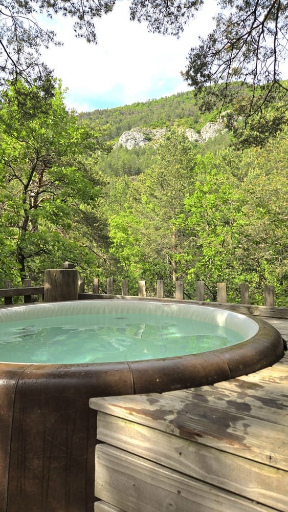 Cabane dans les arbres avec jacuzzi privatif - Bois d'Arambe - Love’nSpa - weekend en amoureux, love rooms avec spa ou jacuzzi privatif18 de Cabane dans les arbres avec jacuzzi privatif - Bois d'Arambe
