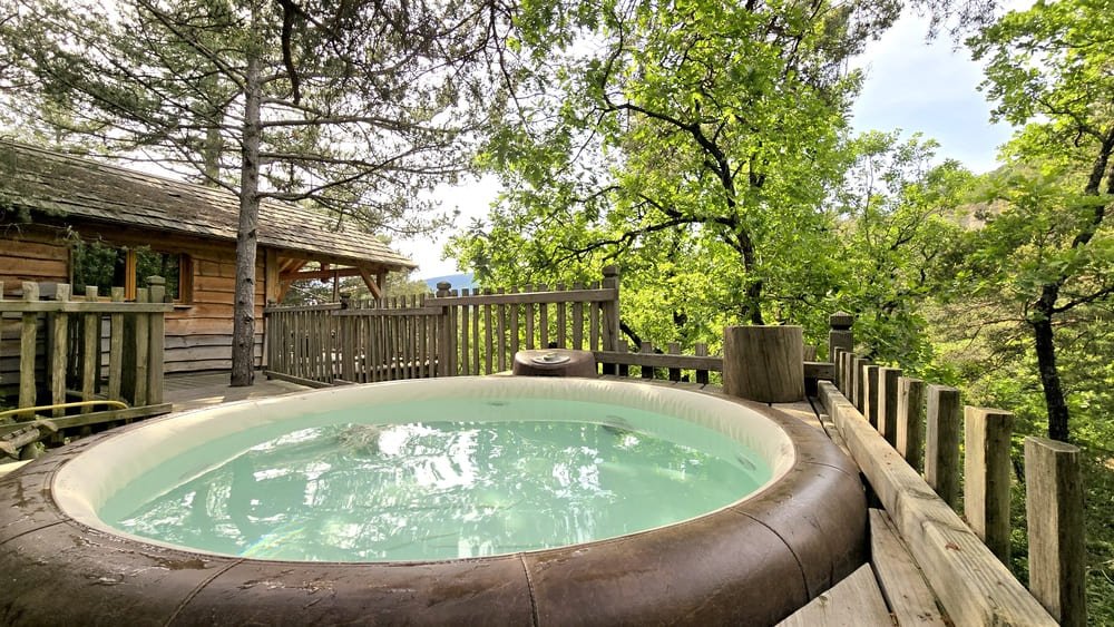 Cabane dans les arbres avec jacuzzi privatif - Bois d'Arambe - Love’nSpa - weekend en amoureux, love rooms avec spa ou jacuzzi privatif19 de Cabane dans les arbres avec jacuzzi privatif - Bois d'Arambe
