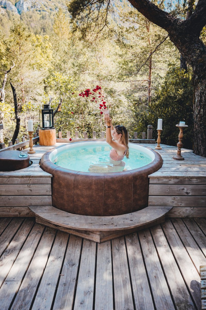 Cabane dans les arbres avec jacuzzi privatif - Bois d'Arambe - Love’nSpa - weekend en amoureux, love rooms avec spa ou jacuzzi privatif9 de Cabane dans les arbres avec jacuzzi privatif - Bois d'Arambe
