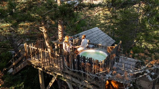 Cabane dans les arbres avec jacuzzi privatif - Épine Vinette - Love’nSpa - weekend en amoureux, love rooms avec spa ou jacuzzi privatif