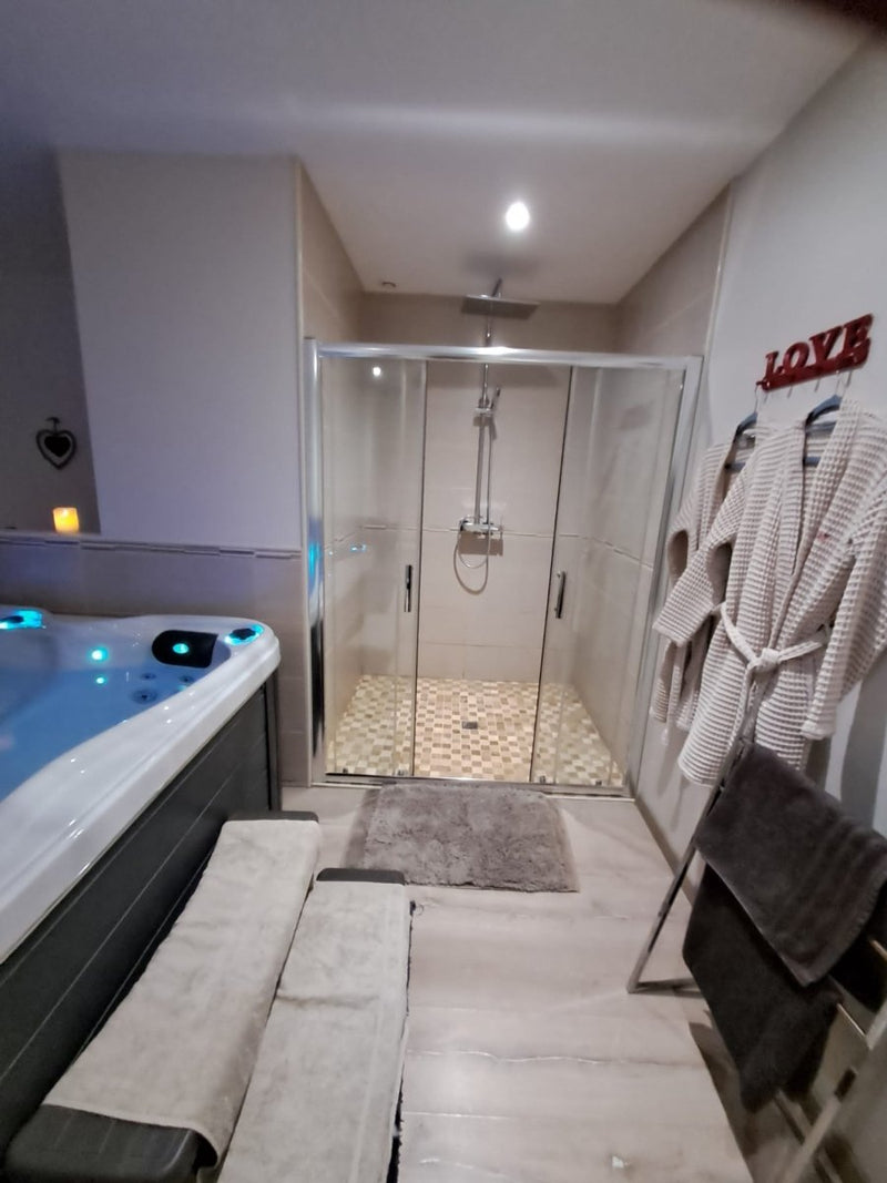 Chambre Evasion - Love’nSpa - weekend en amoureux, love rooms avec spa ou jacuzzi privatif2 de Chambre Evasion
