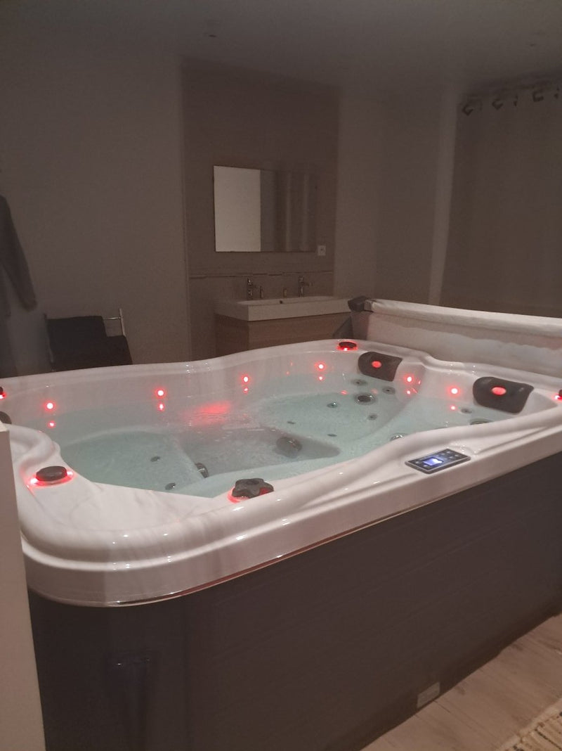 Chambre Evasion - Love’nSpa - weekend en amoureux, love rooms avec spa ou jacuzzi privatif2 de Chambre Evasion
