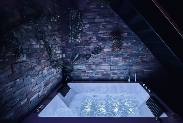 Clair de Lune, HORS DU TEMPS - Love’nSpa - weekend en amoureux, love rooms avec spa ou jacuzzi privatif2 de Clair de Lune, HORS DU TEMPS
