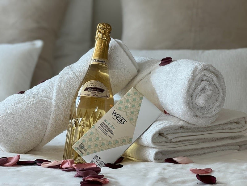 Cocon Blanc câlin - Jacuzzi privatif - Love Room - Love’nSpa - weekend en amoureux, love rooms avec spa ou jacuzzi privatif2 de Cocon Blanc câlin - Jacuzzi privatif- Love Room
