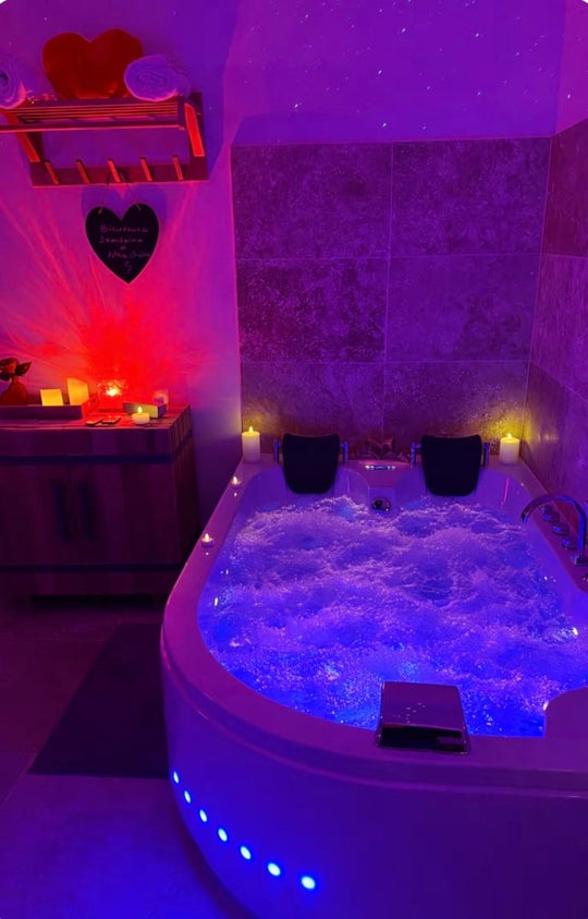 COCON LOVE AIGUES MORTES - Love’nSpa - weekend en amoureux, love rooms avec spa ou jacuzzi privatif