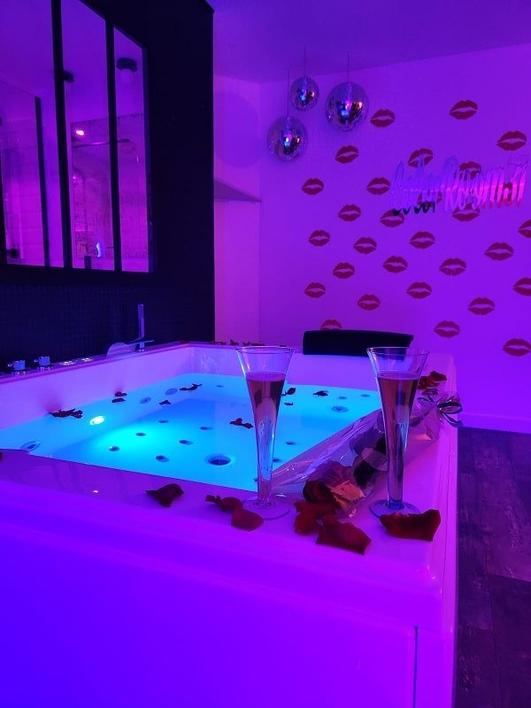 Colorroom31 - Love’nSpa - weekend en amoureux, love rooms avec spa ou jacuzzi privatif2 de Colorroom31

