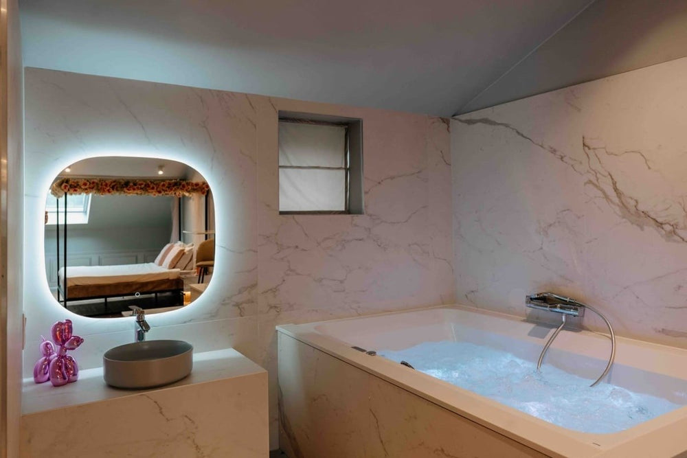 Designer Hotel - Suite Dior - Love’nSpa - weekend en amoureux, love rooms avec spa ou jacuzzi privatif3 de Designer Hotel - Suite Dior
