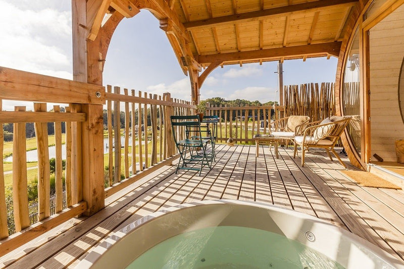 Dihan hôtel de cabanes - Cabane spa luxe Ehan - Love’nSpa - weekend en amoureux, love rooms avec spa ou jacuzzi privatif