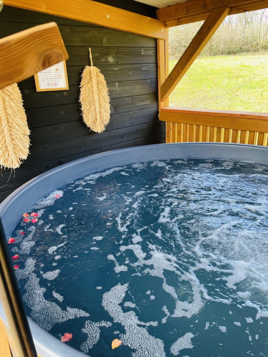 Feu de Foret - Love’nSpa - weekend en amoureux, love rooms avec spa ou jacuzzi privatif9 de Forest Fire
