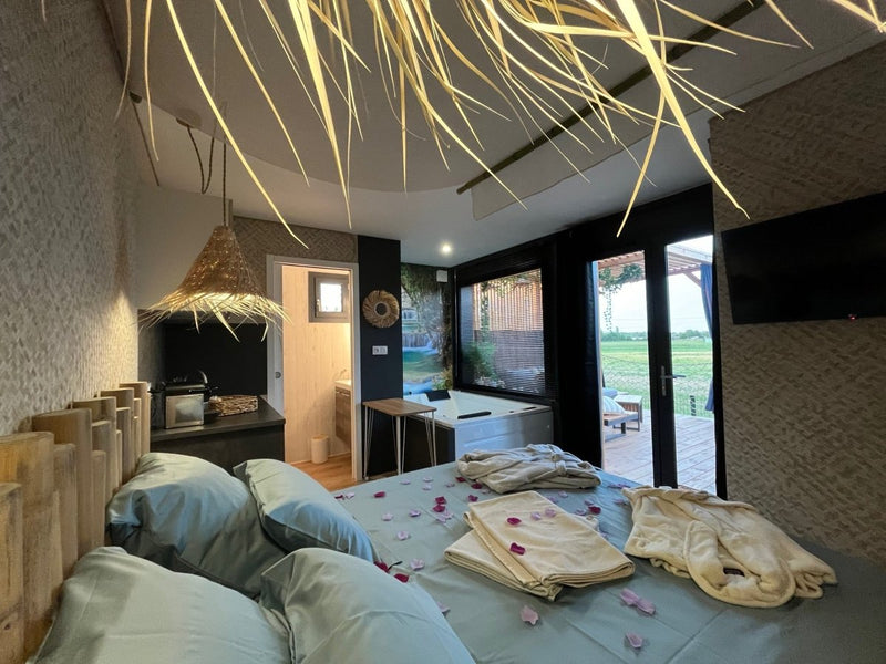 GLAMOUR TINYHOUSE - Love’nSpa - weekend en amoureux, love rooms avec spa ou jacuzzi privatif2 de GLAMOUR TINYHOUSE
