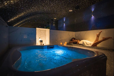 Hôtel design secret de Paris - Chambre Moulin Rouge - Love’nSpa - weekend en amoureux, love rooms avec spa ou jacuzzi privatif