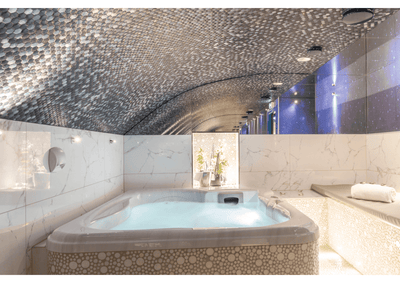 Hôtel design secret de Paris - Chambre Moulin Rouge - Love’nSpa - weekend en amoureux, love rooms avec spa ou jacuzzi privatif