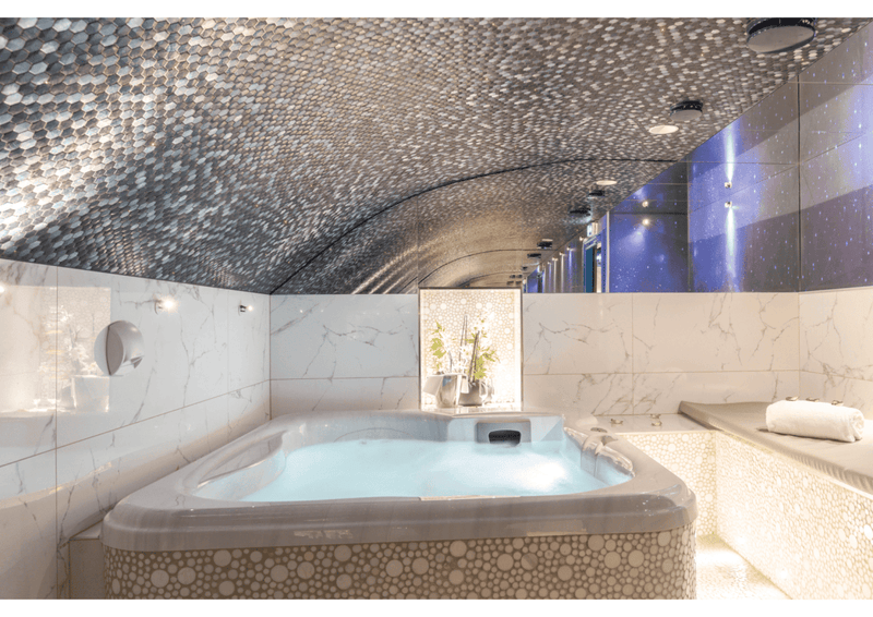 Hôtel design secret de Paris - Chambre Moulin Rouge - Love’nSpa - weekend en amoureux, love rooms avec spa ou jacuzzi privatif