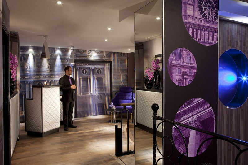 Hôtel design secret de Paris - Chambre Moulin Rouge - Love’nSpa - weekend en amoureux, love rooms avec spa ou jacuzzi privatif