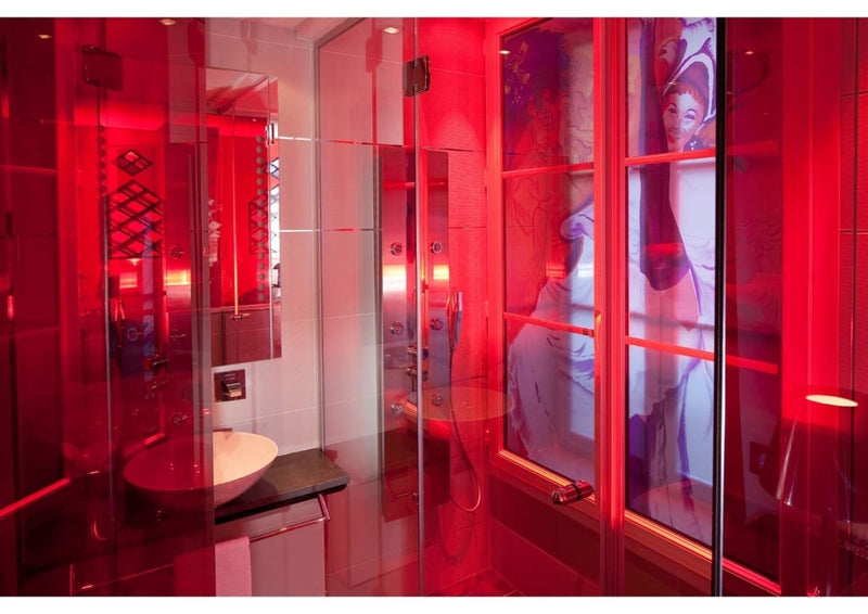 Hôtel design secret de Paris - Chambre Moulin Rouge - Love’nSpa - weekend en amoureux, love rooms avec spa ou jacuzzi privatif