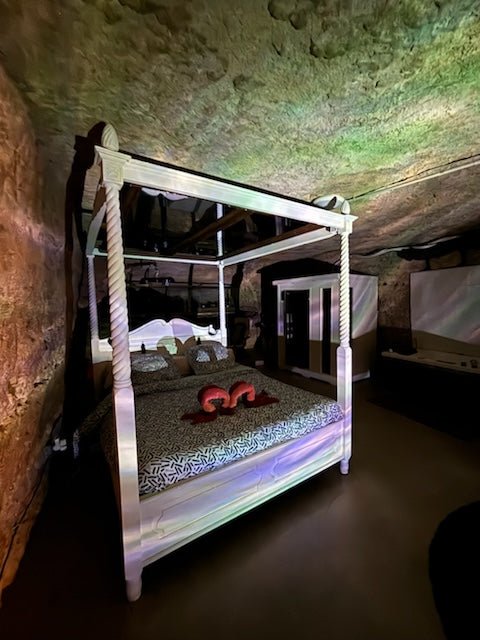 La Cave Secrète - Love’nSpa - weekend en amoureux, love rooms avec spa ou jacuzzi privatif3 de La Cave Secrète
