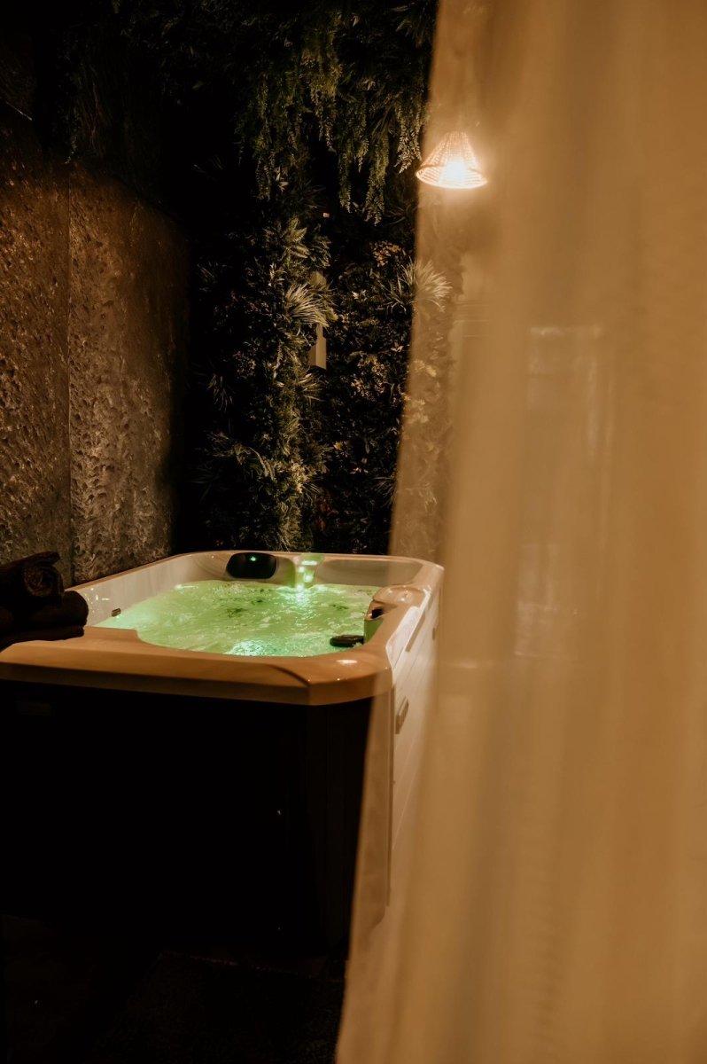 La JUNGLE de Toulon - Love’nSpa - weekend en amoureux, love rooms avec spa ou jacuzzi privatif5 de La JUNGLE de Toulon
