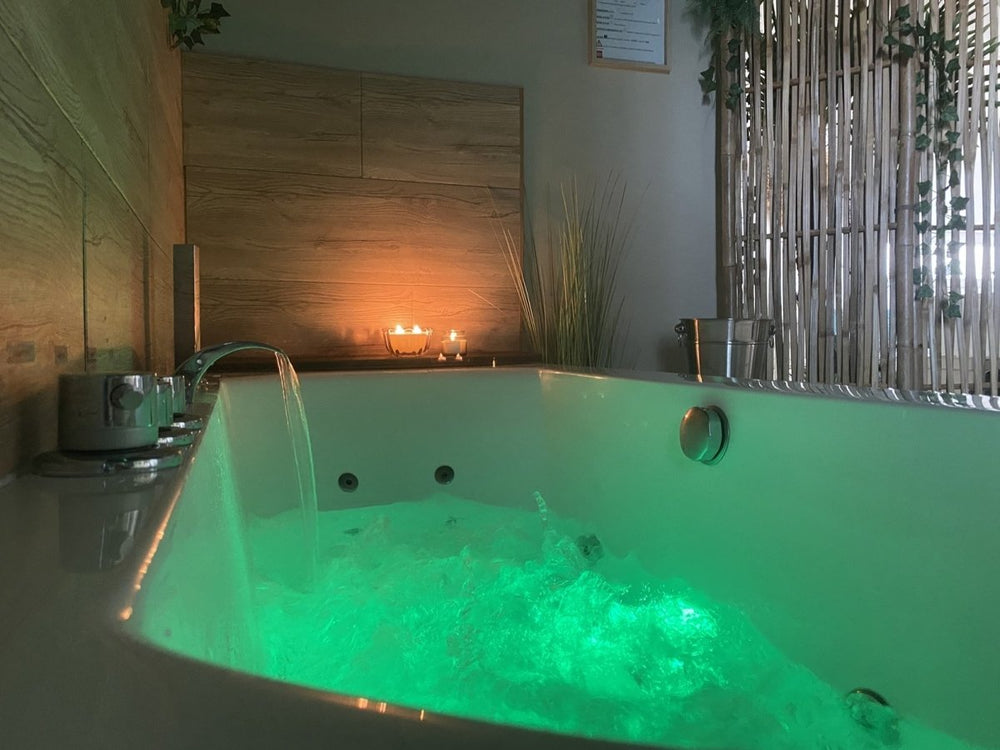 LA LOVE Marseille - Love’nSpa - weekend en amoureux, love rooms avec spa ou jacuzzi privatif1 de LA LOVE Marseille
