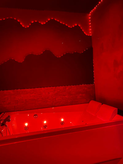 la lovecoquine chez loveroom Toulon - Love’nSpa - weekend en amoureux, love rooms avec spa ou jacuzzi privatif