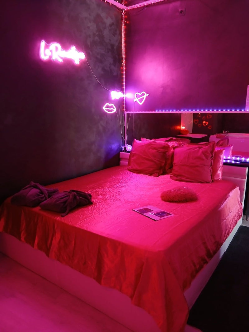 la loverommantique chez loveroom Toulon - Love’nSpa - weekend en amoureux, love rooms avec spa ou jacuzzi privatif3 de la loverommantique chez loveroom Toulon
