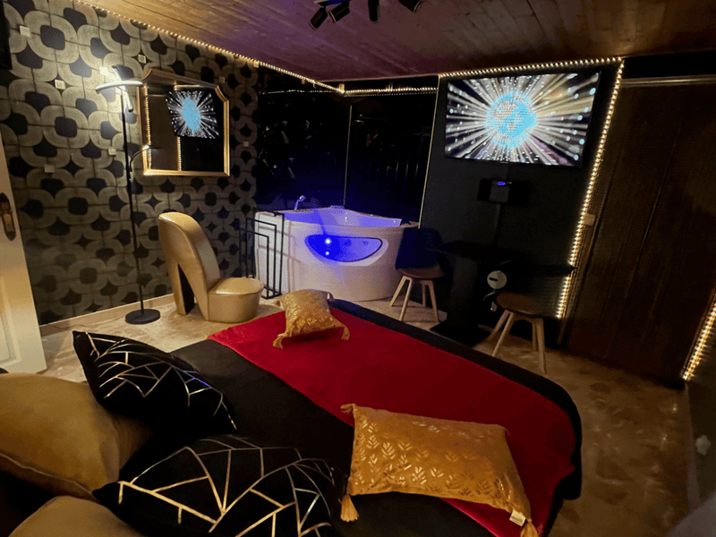 La parenthèse - 50 NUANCES DE PARENTHESES - Love’nSpa - weekend en amoureux, love rooms avec spa ou jacuzzi privatif