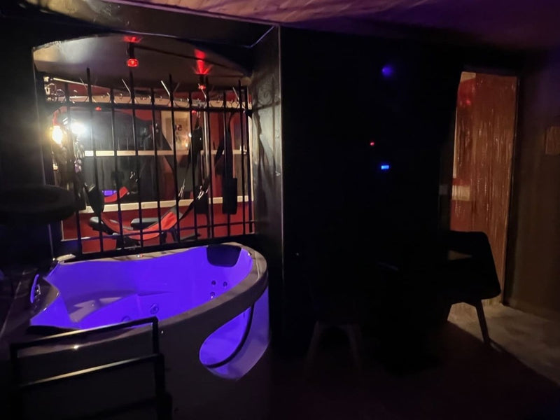 La parenthèse - 50 NUANCES DE PARENTHESES - Love’nSpa - weekend en amoureux, love rooms avec spa ou jacuzzi privatif