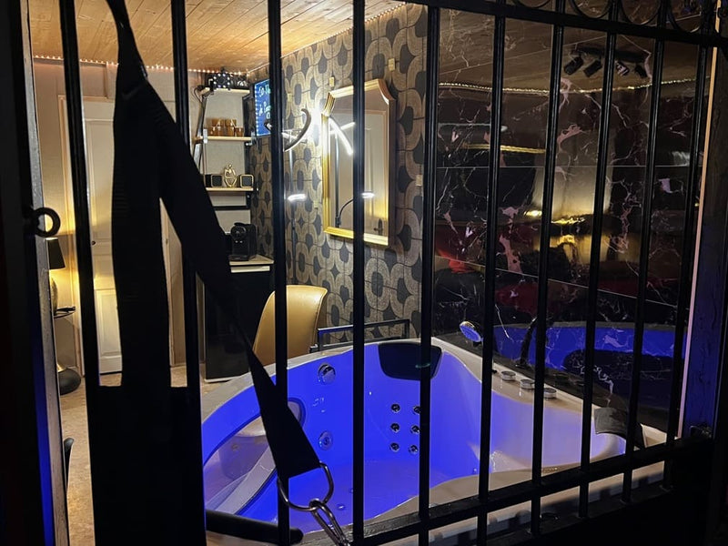 La parenthèse - 50 NUANCES DE PARENTHESES - Love’nSpa - weekend en amoureux, love rooms avec spa ou jacuzzi privatif