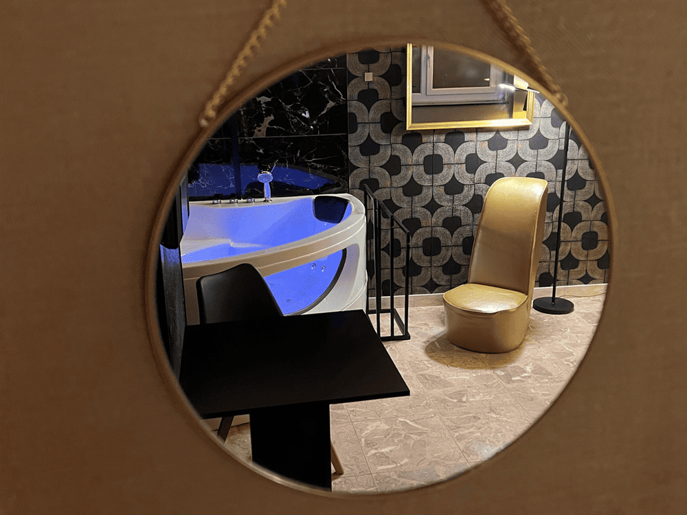 La parenthèse - 50 NUANCES DE PARENTHESES - Love’nSpa - weekend en amoureux, love rooms avec spa ou jacuzzi privatif2 de La parenthèse - 50 NUANCES DE PARENTHESES
