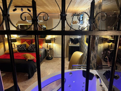 La parenthèse - 50 NUANCES DE PARENTHESES - Love’nSpa - weekend en amoureux, love rooms avec spa ou jacuzzi privatif