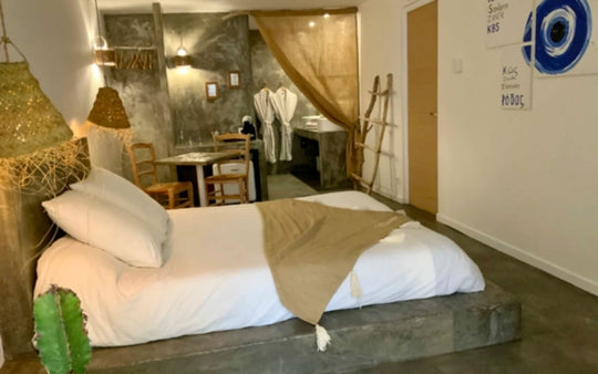 La Perle du Voyageur - Suite Santorin - Love’nSpa - weekend en amoureux, love rooms avec spa ou jacuzzi privatif