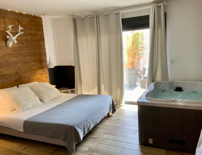 La Perle du Voyageur - Suite Scandinave - Love’nSpa - weekend en amoureux, love rooms avec spa ou jacuzzi privatif