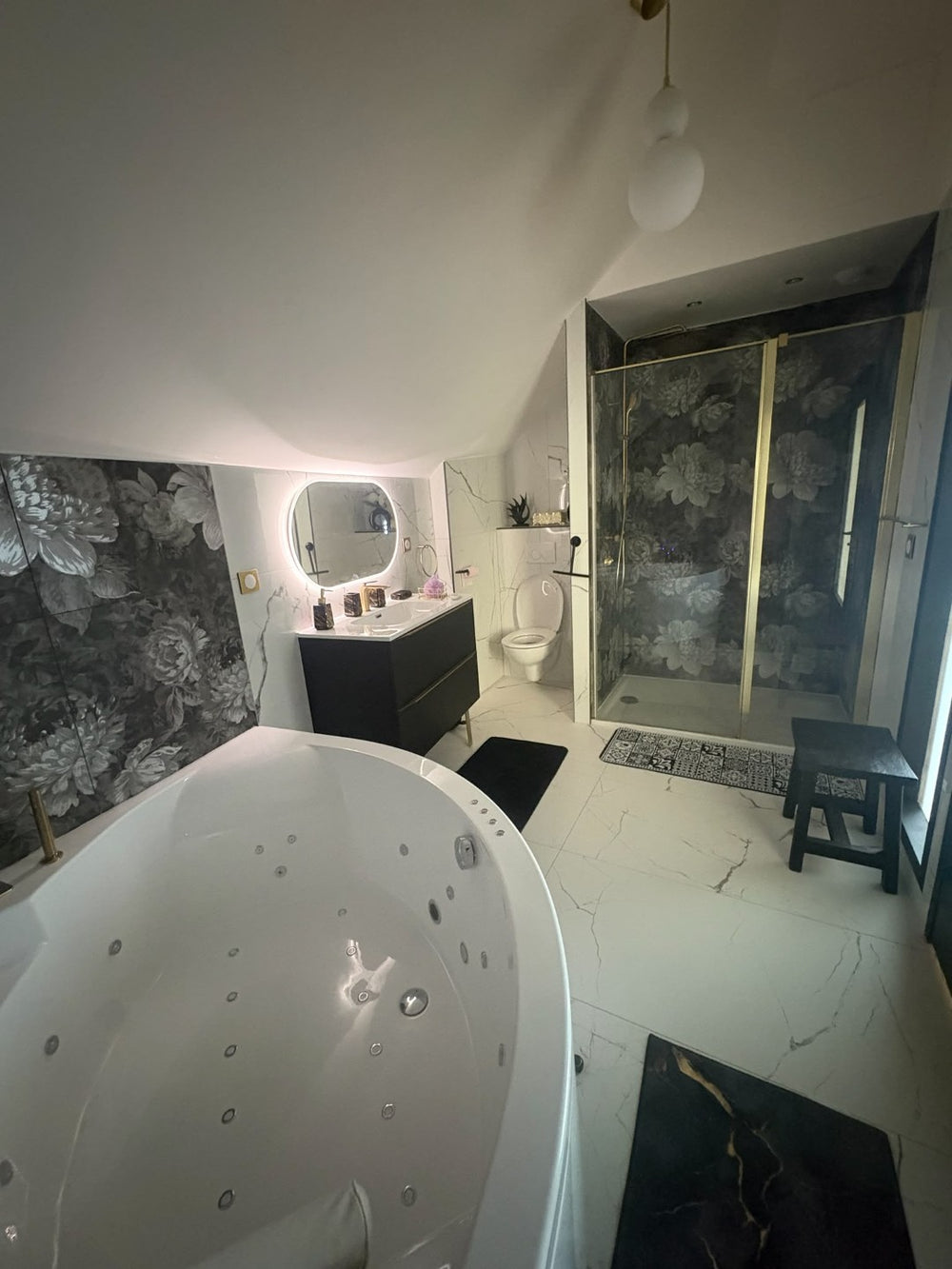 La Suite Impériale - Love’nSpa - weekend en amoureux, love rooms avec spa ou jacuzzi privatif8 de La Suite Imperiale
