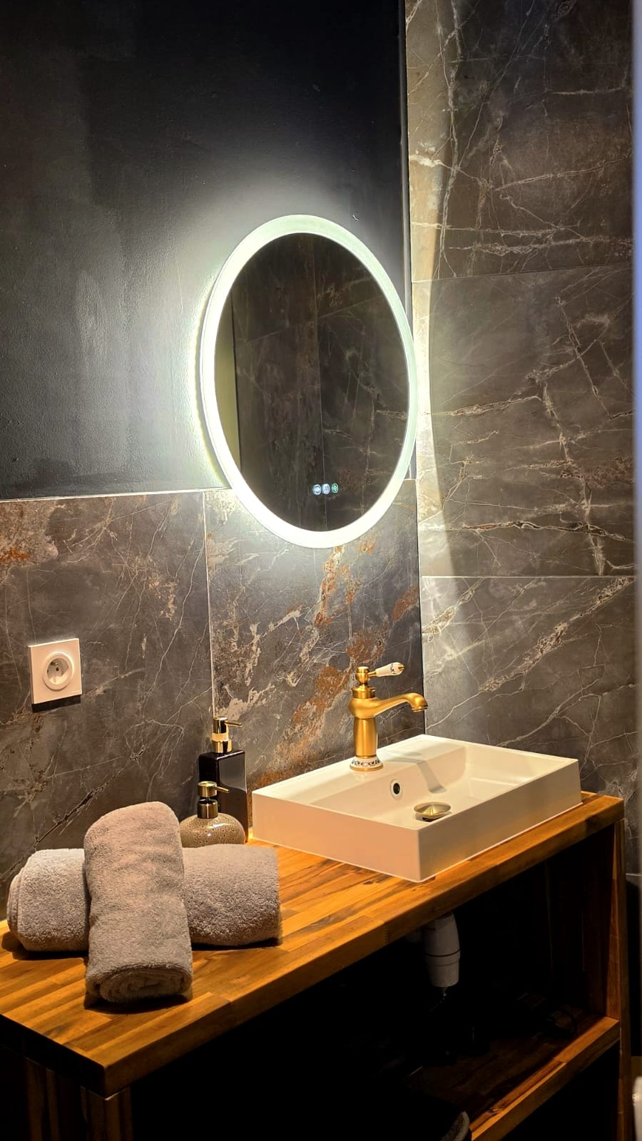 La Suite Obsidienne - Love’nSpa - weekend en amoureux, love rooms avec spa ou jacuzzi privatif19 de La Suite Obsidienne
