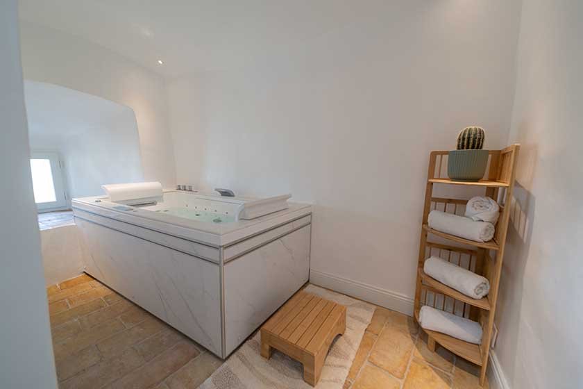 La Tour des Remparts - Love’nSpa - weekend en amoureux, love rooms avec spa ou jacuzzi privatif3 de La Tour des Remparts
