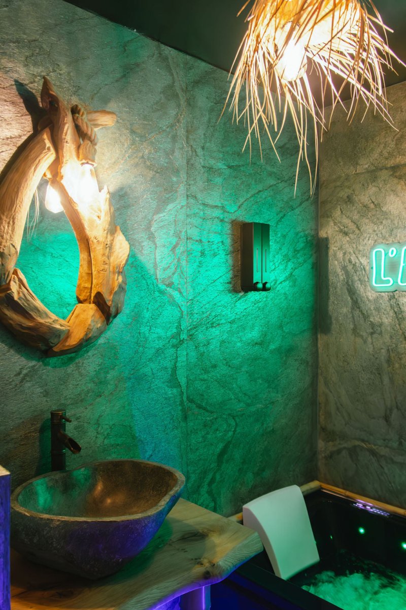 L'aventurier, la jungle - Love’nSpa - weekend en amoureux, love rooms avec spa ou jacuzzi privatif13 de L'aventurier, la jungle
