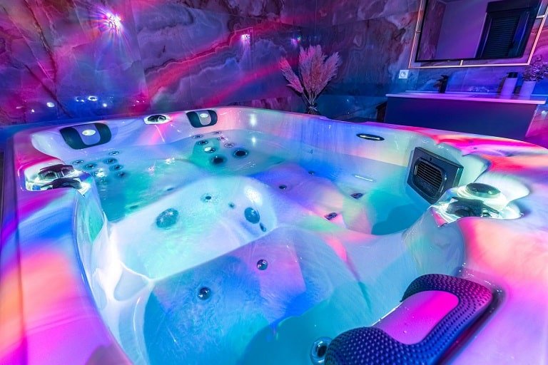 Le Clandestin Spa - Love’nSpa - weekend en amoureux, love rooms avec spa ou jacuzzi privatif7 de Le Clandestin Spa

