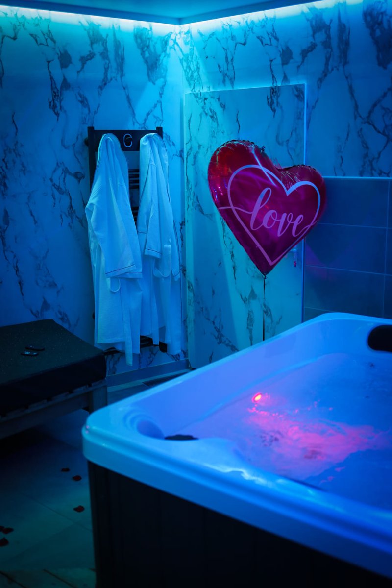 Le Fifty - Love’nSpa - weekend en amoureux, love rooms avec spa ou jacuzzi privatif1 de Le Fifty
