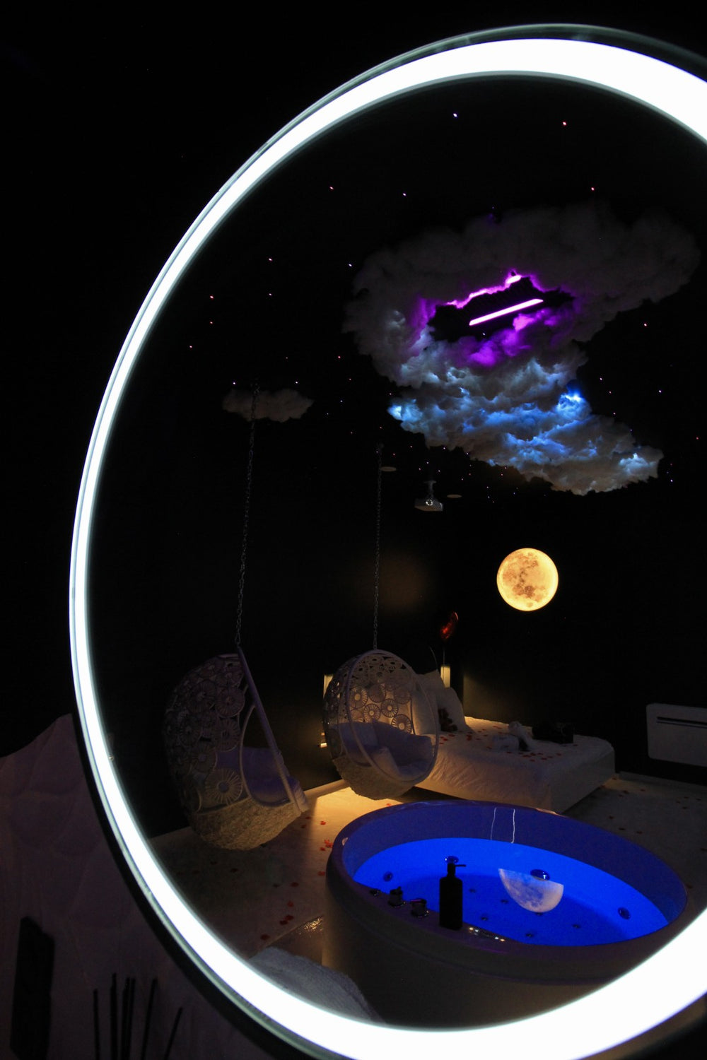 Les Cinq Eléments - Love room L'air  - Love’nSpa - weekend en amoureux, love rooms avec spa ou jacuzzi privatif8 de Les Cinq Eléments // L'Air
