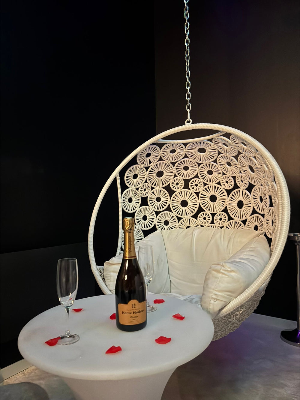 Les Cinq Eléments - Love room L'air  - Love’nSpa - weekend en amoureux, love rooms avec spa ou jacuzzi privatif3 de Les Cinq Eléments // L'Air
