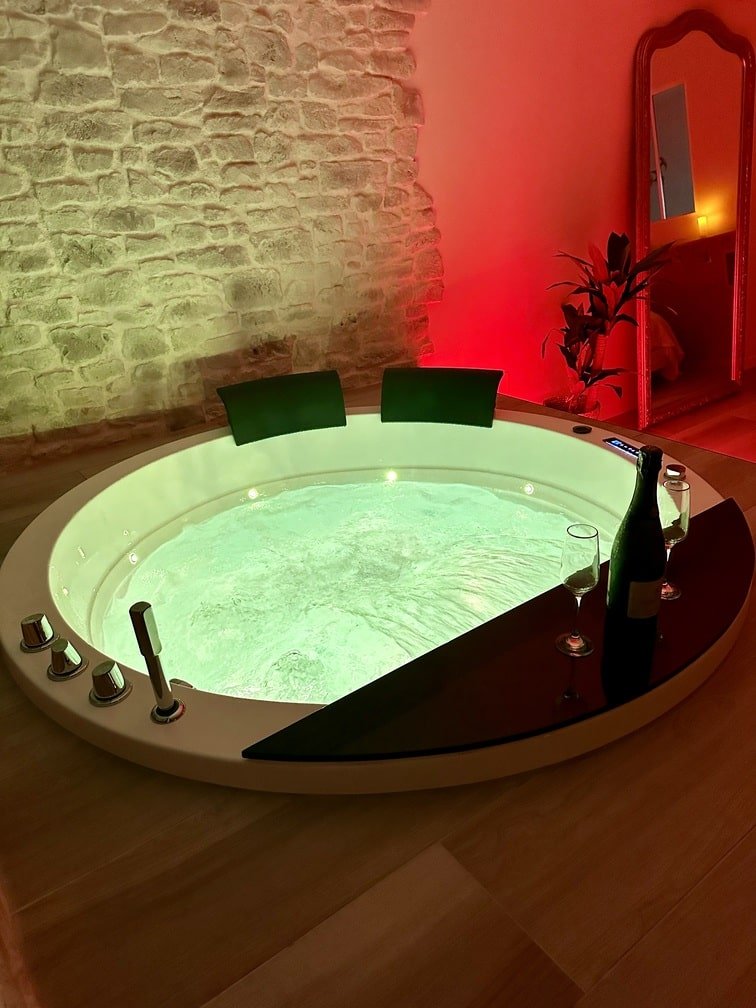 Les Suites du Payré - Suite Romance - Love’nSpa - weekend en amoureux, love rooms avec spa ou jacuzzi privatif