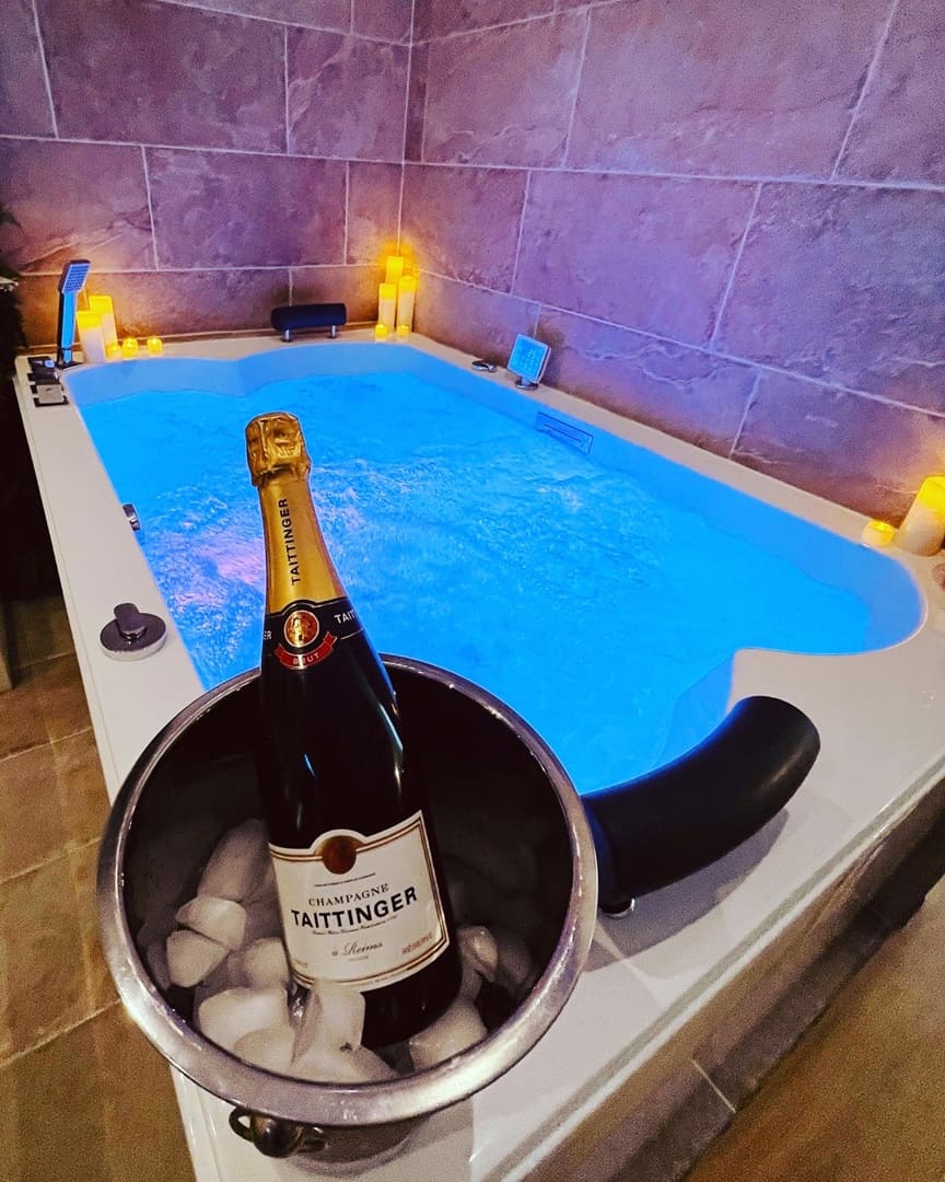 L'Essentiel 84 - La suite ÉVASION - Love’nSpa - weekend en amoureux, love rooms avec spa ou jacuzzi privatif7 de L'Essentiel Gîte de Charme 5 Etoiles - La suite ÉVASION
