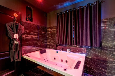 L'Essentiel Gîte de Charme 5 Etoiles - La suite TENTATION - Love’nSpa - weekend en amoureux, love rooms avec spa ou jacuzzi privatif