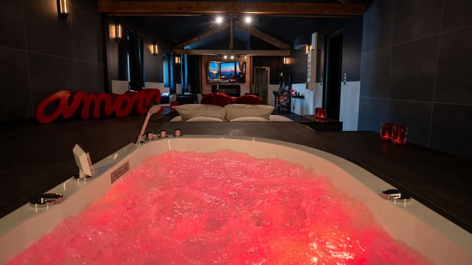 Loft Spa - St Etienne - Love’nSpa - weekend en amoureux, love rooms avec spa ou jacuzzi privatif4 de Loft Spa - St Etienne
