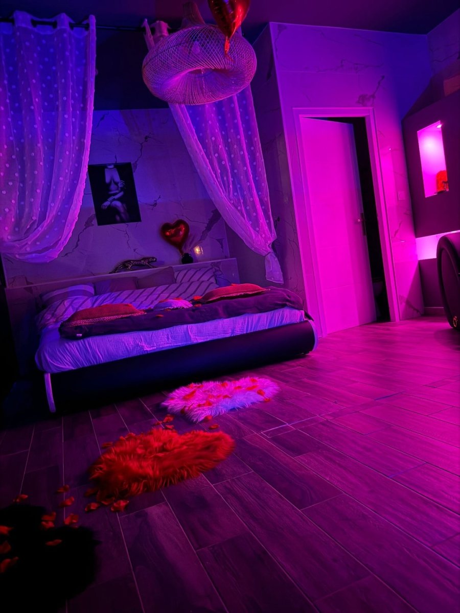 Love Room 66 - Love’nSpa - weekend en amoureux, love rooms avec spa ou jacuzzi privatif2 de Love Room 66
