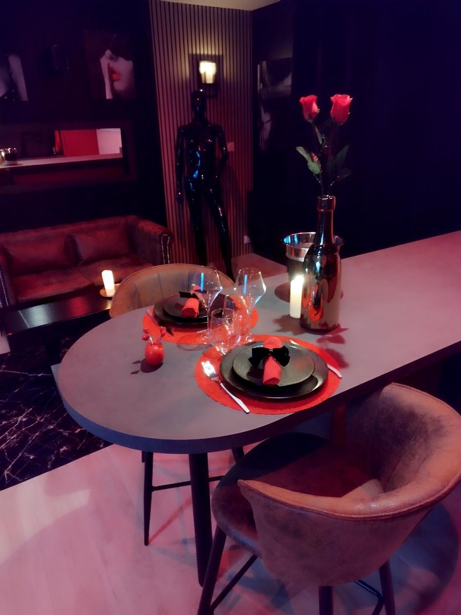 Love - Room, Gîte 4 étoiles, 50 Nuances Romantiques - Love’nSpa - weekend en amoureux, love rooms avec spa ou jacuzzi privatif11 de Love-Room, Gîte 4 étoiles, 50 Nuances Romantiques
